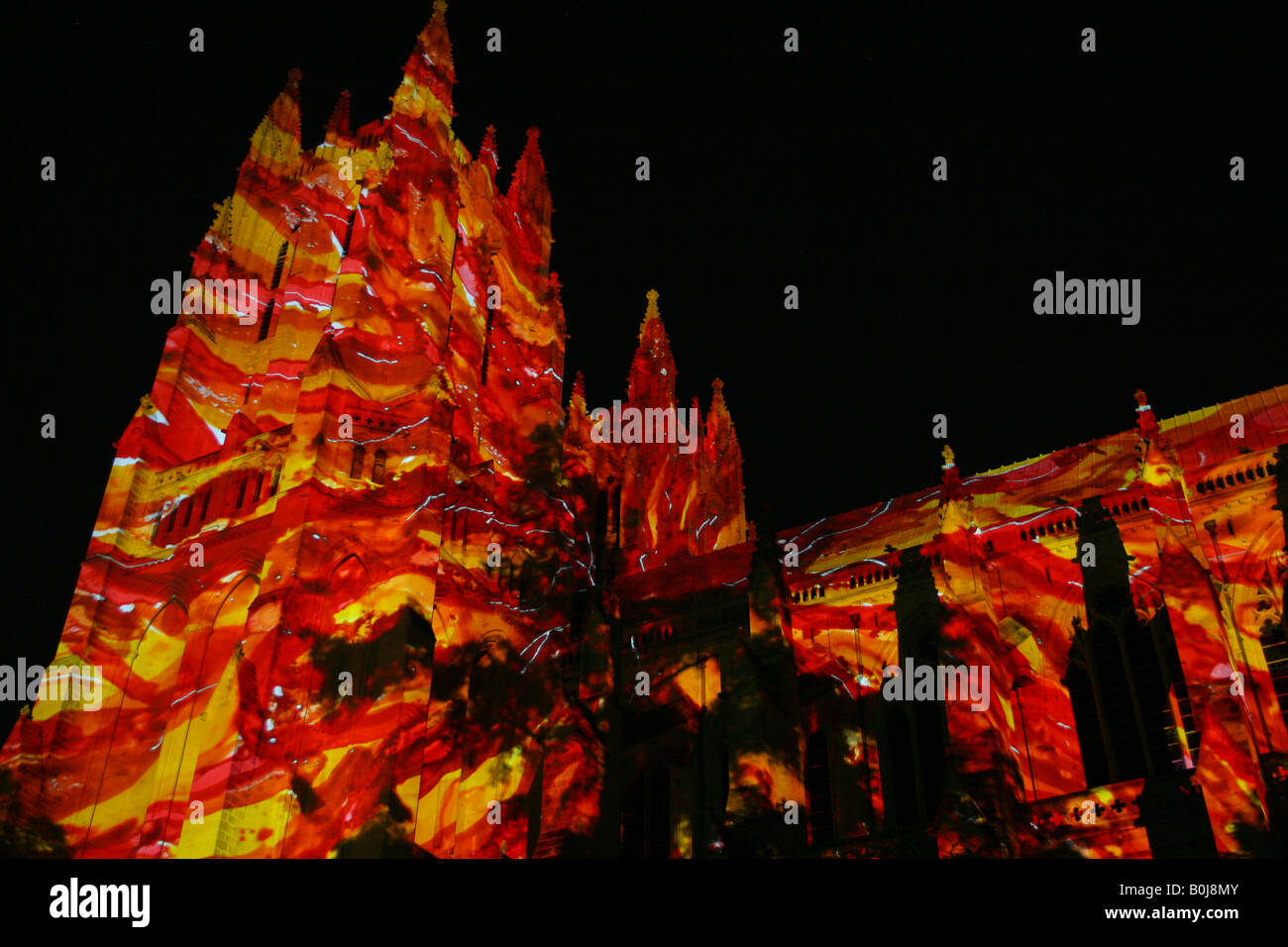 Arte pubblica evento - illuminando la American Cattedrale Nazionale di Washington DC di notte con colorate diapositive di immagini. Foto Stock