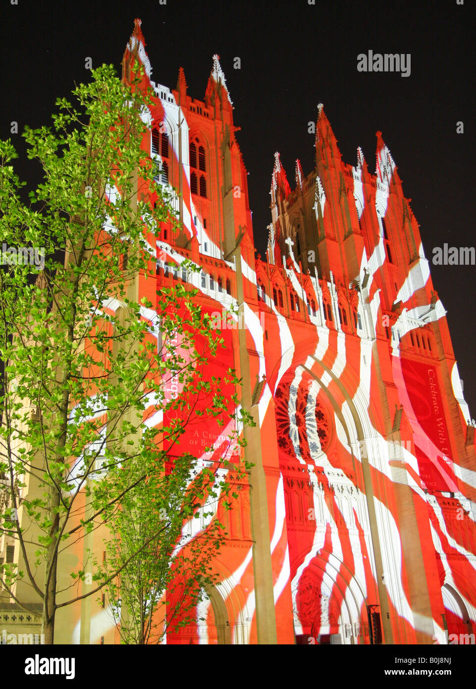 Arte pubblica evento - illuminando la American Cattedrale Nazionale di Washington DC di notte con colorate diapositive di immagini. Foto Stock