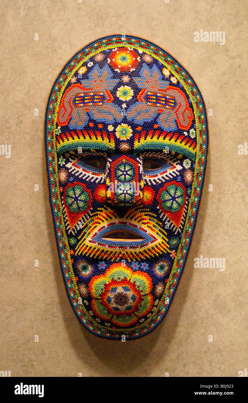 Tradizionale Indiano Huchol tallone maschera di lavoro nel Museo Nazionale di Antropologia di Chapultepec Park, a Città del Messico Foto Stock