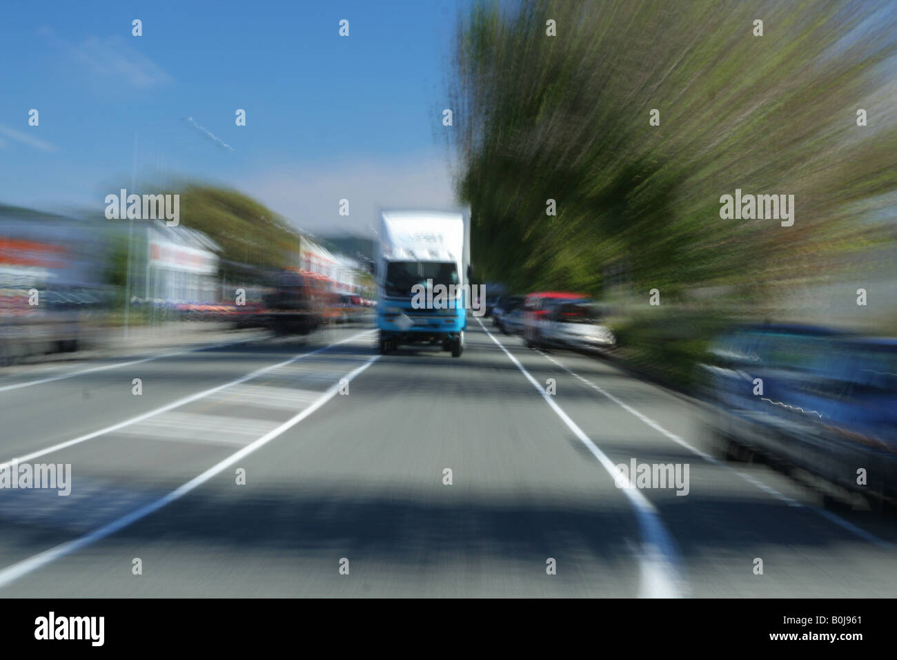 Carrello viaggia su strada con effetto speciale a suggerire la velocità/pericolo. Foto Stock