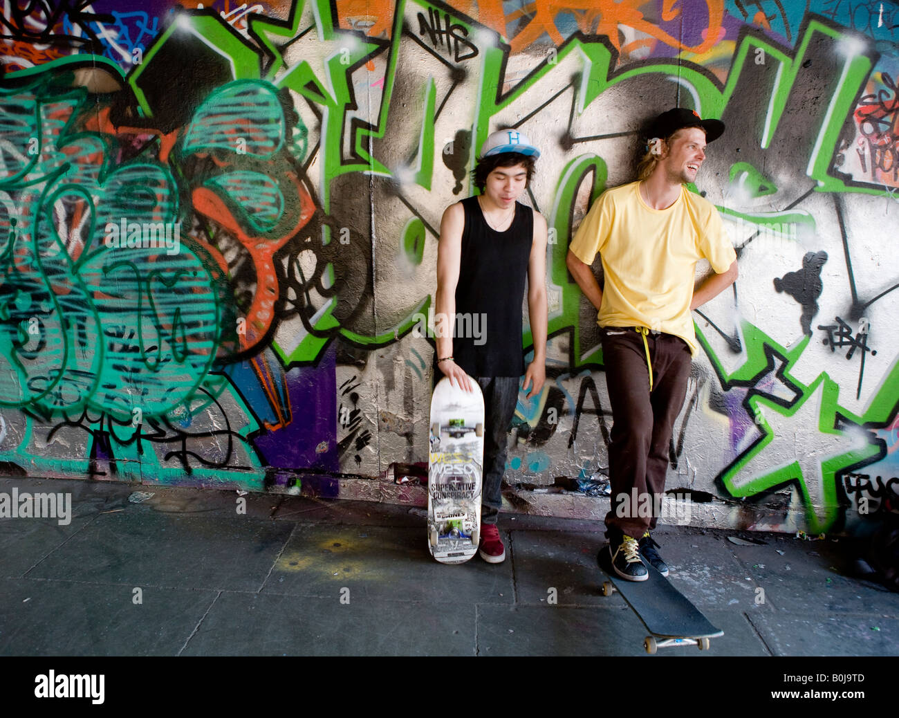 I bambini con il guidatore di skateboard felpe con cappuccio Felpa con cappuccio Centro Skateboard South Bank di Londra UK Europa Foto Stock