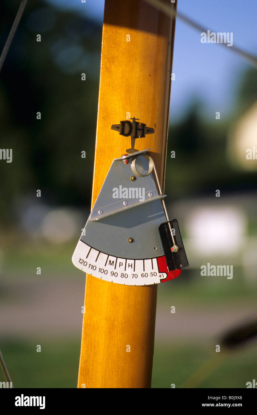 Antic aria indicatore di velocità sul parafango puntone del vecchio British trainer biplano De Havilland DH 82c Tiger Moth Foto Stock
