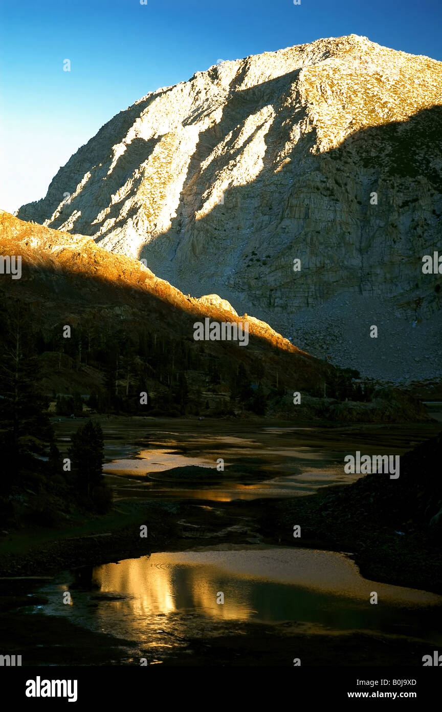 Montagna e creek bed evidenziato dal sole al tramonto al Parco Nazionale di Yosemite in California Foto Stock