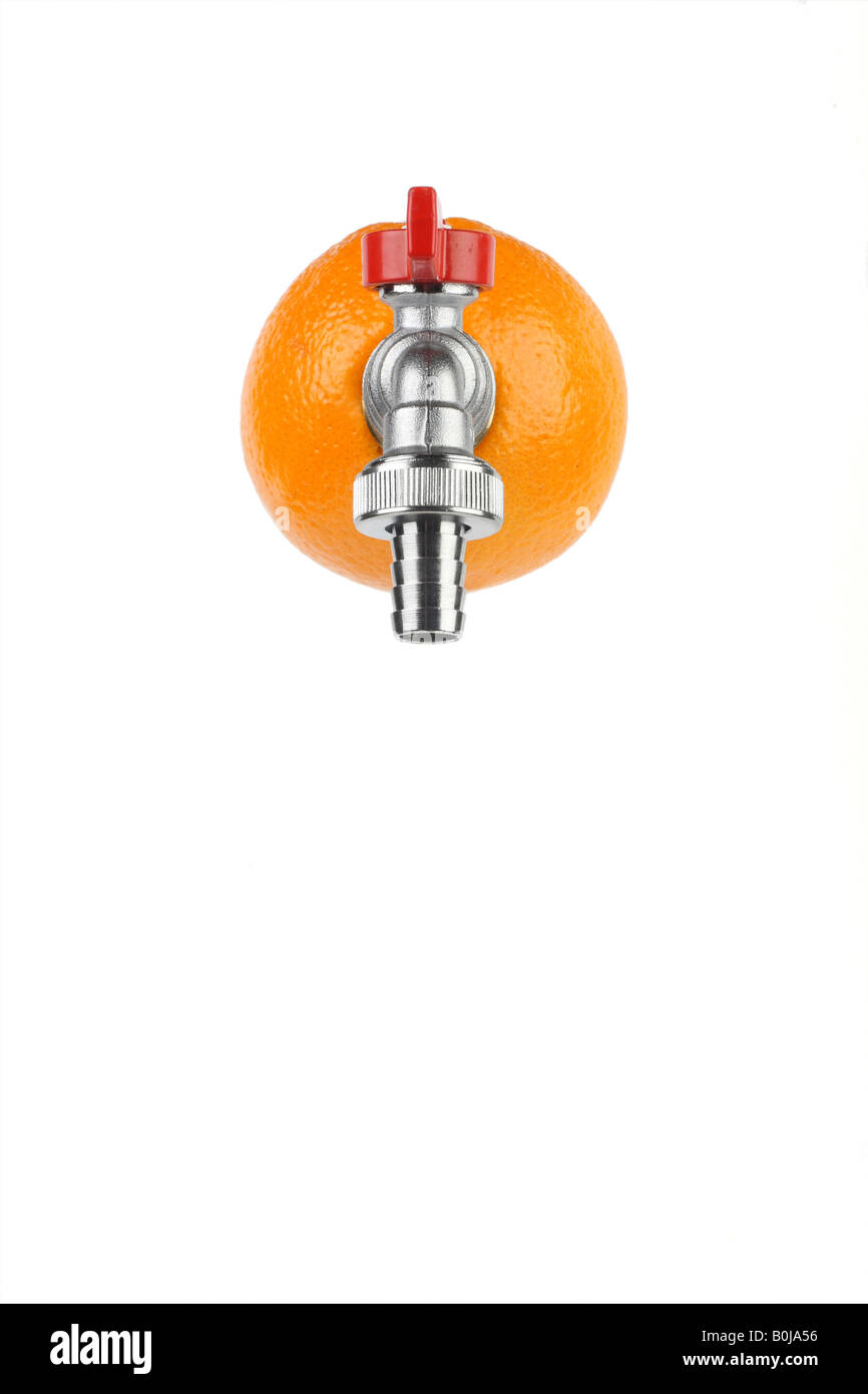 Arancione con rubinetto isolato sul concetto di bianco di freschezza e sana alimentazione Foto Stock