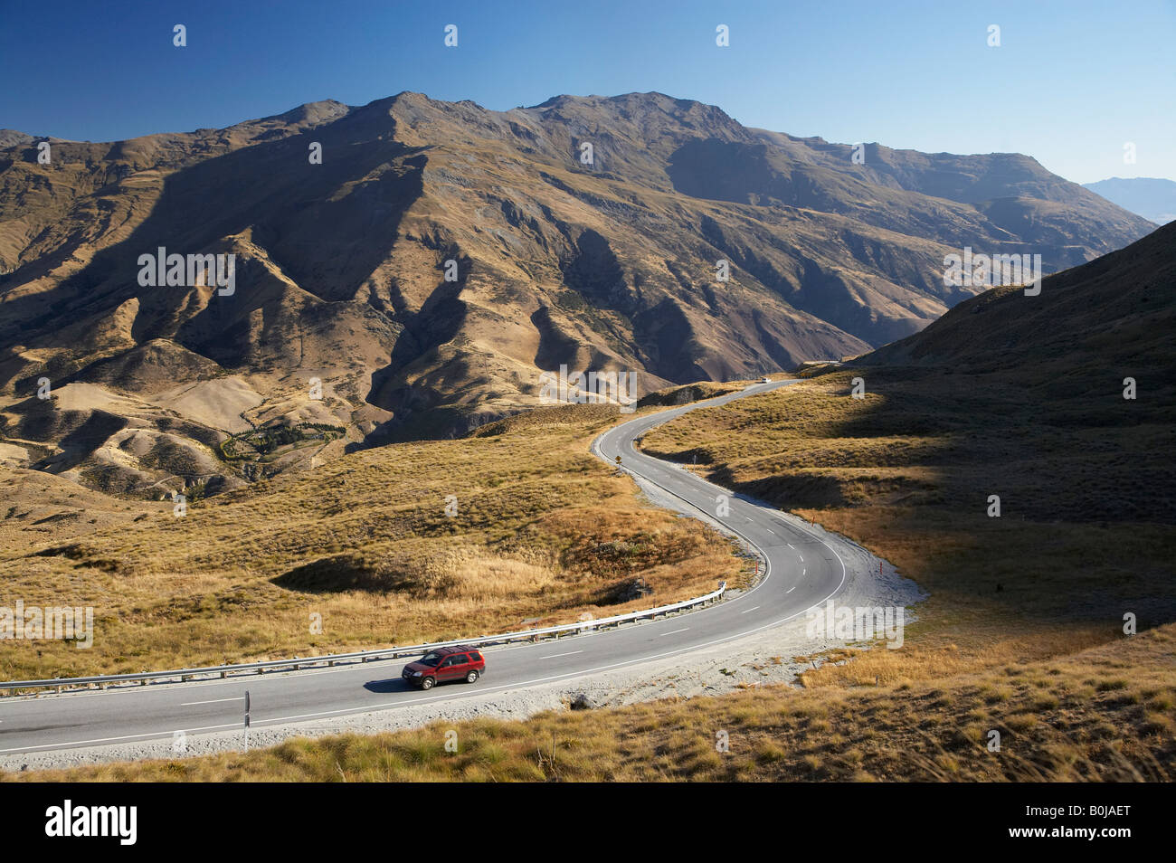 Crown Range Road tra Queenstown e Wanaka Isola del Sud della Nuova Zelanda Foto Stock