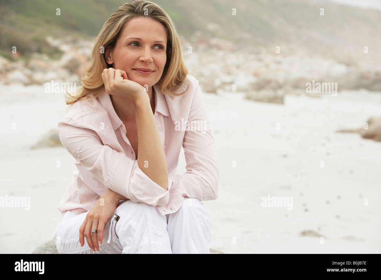 Donna rilassante sulla spiaggia Foto Stock