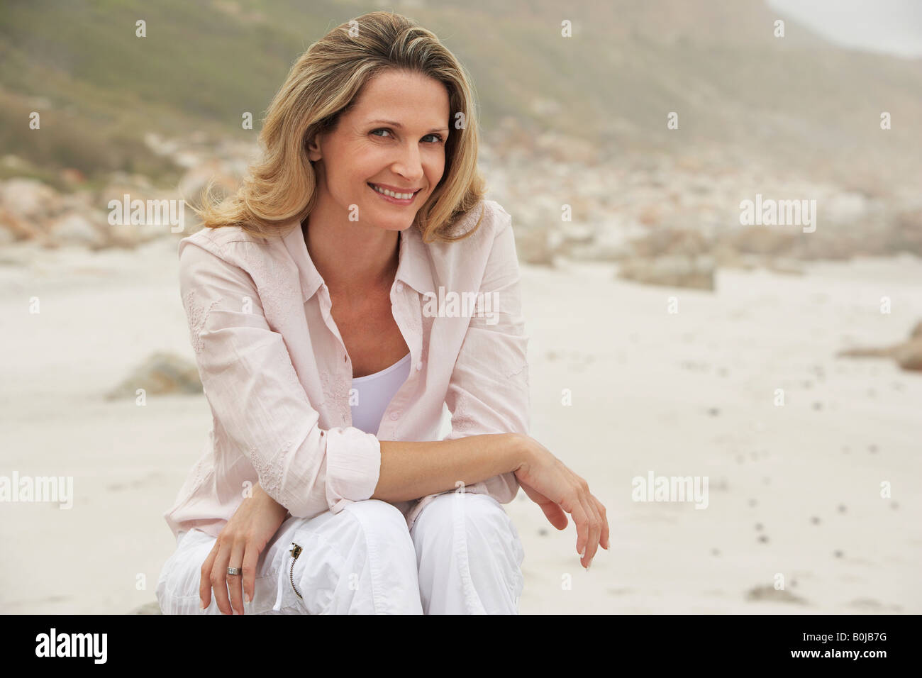 Donna rilassante sulla spiaggia Foto Stock