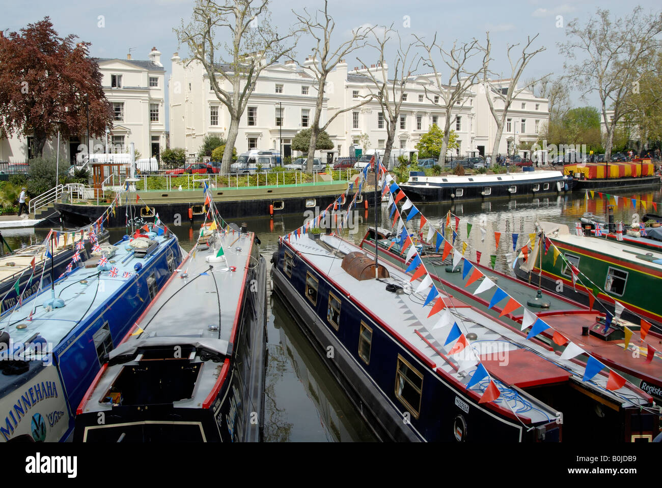 La piccola Venezia: Case affacciato sul bacino e narrowboats decorate con bandiere e bandierine a Canalway Cavalcata, nord di Londra Foto Stock