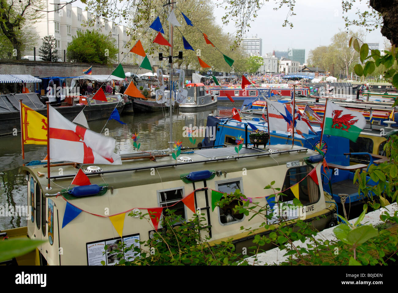 Breve narrowboat decked out in inglese e gallese e scozzese di bandiere e bandierine a Canalway Cavalcata, Little Venice, Londra Foto Stock