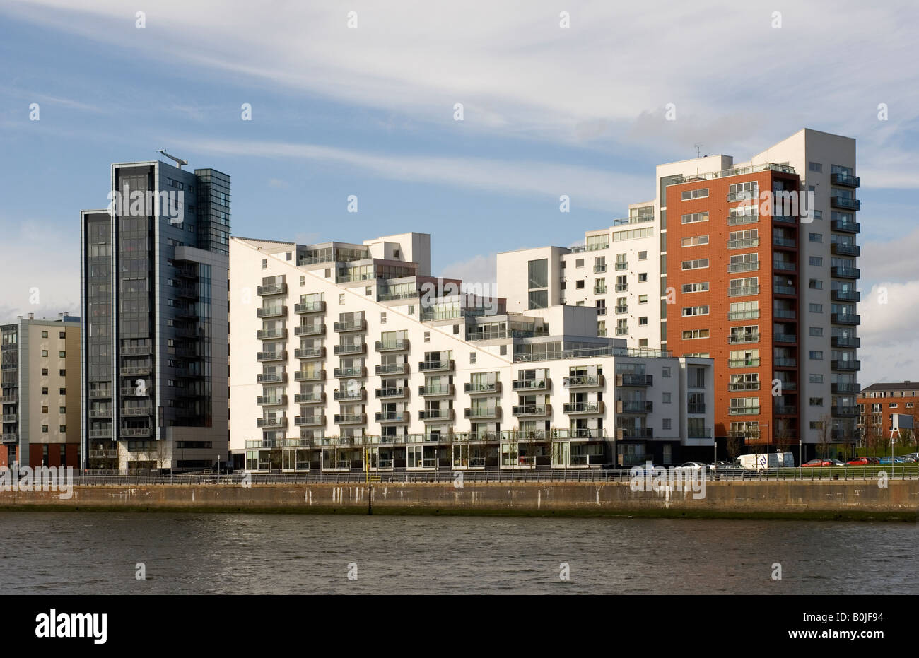 Porto di Glasgow lo sviluppo di proprietà sul fiume Clyde è tipico dell'ex Dockland area ora rigenerato. Foto Stock