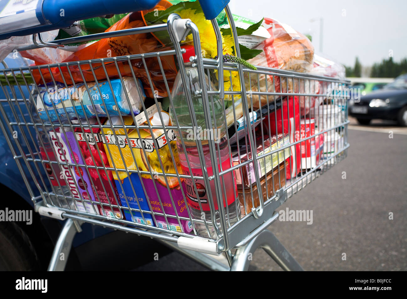 Supermercato carrello della spesa pieno di negozi di generi alimentari Foto  stock - Alamy