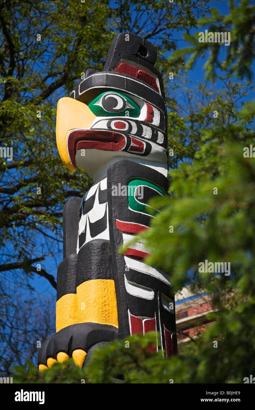 Il Kwakiutl Totem Pole di Henry Hunt motivi legislativi Winnipeg Manitoba Canada Foto Stock