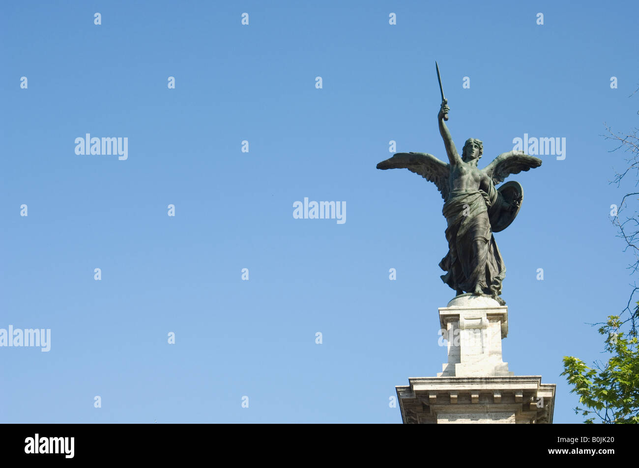 Statua della vittoria su colonna in ingresso al Ponte Vittorio Emanuele II a Roma Foto Stock