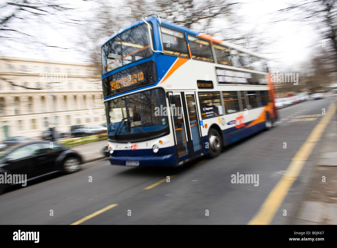 Bus sfocata in Cheltenham Town Center, REGNO UNITO Foto Stock