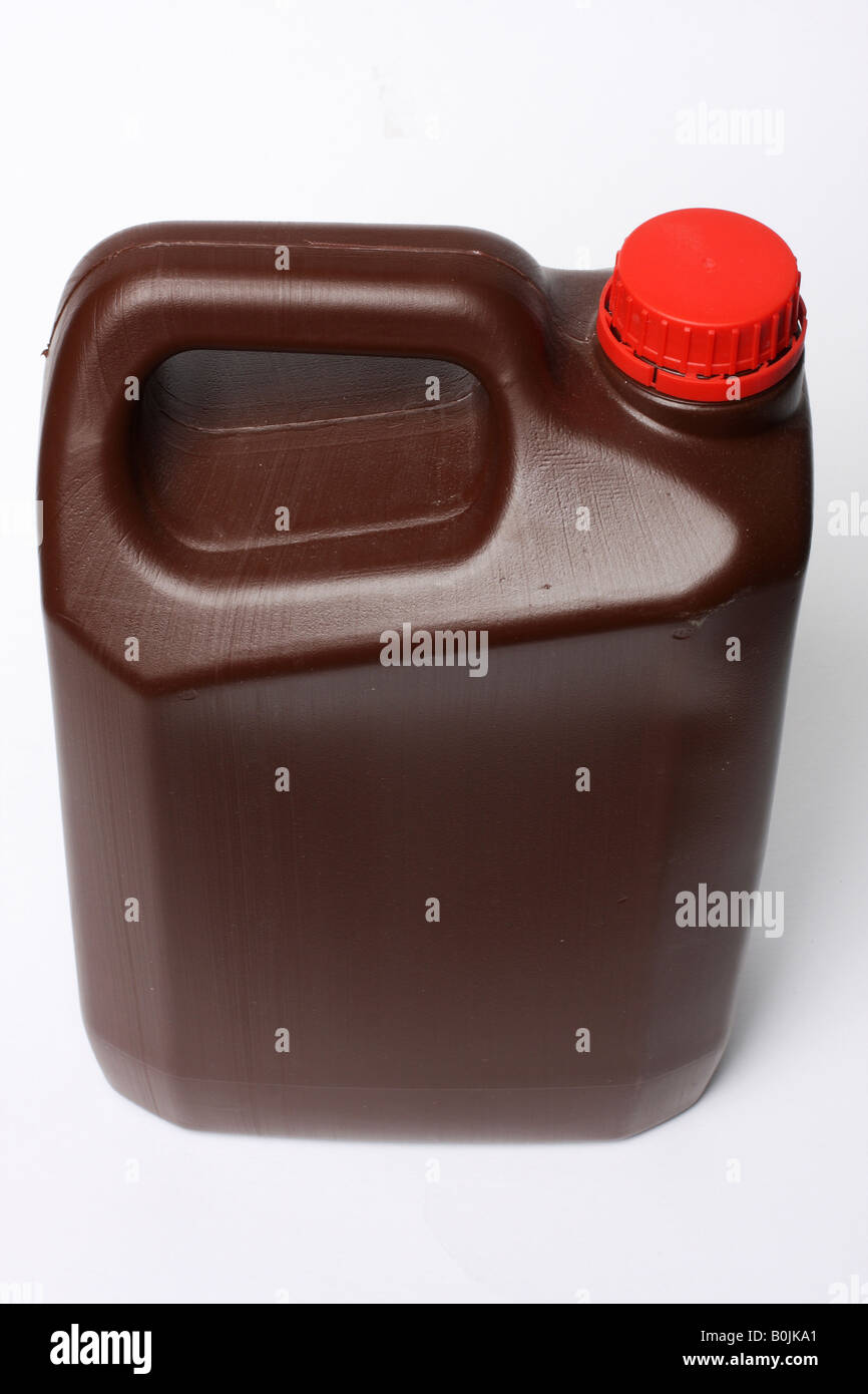 Olio marrone può essere isolato su bianco shot dal lato e leggermente di lato Foto Stock