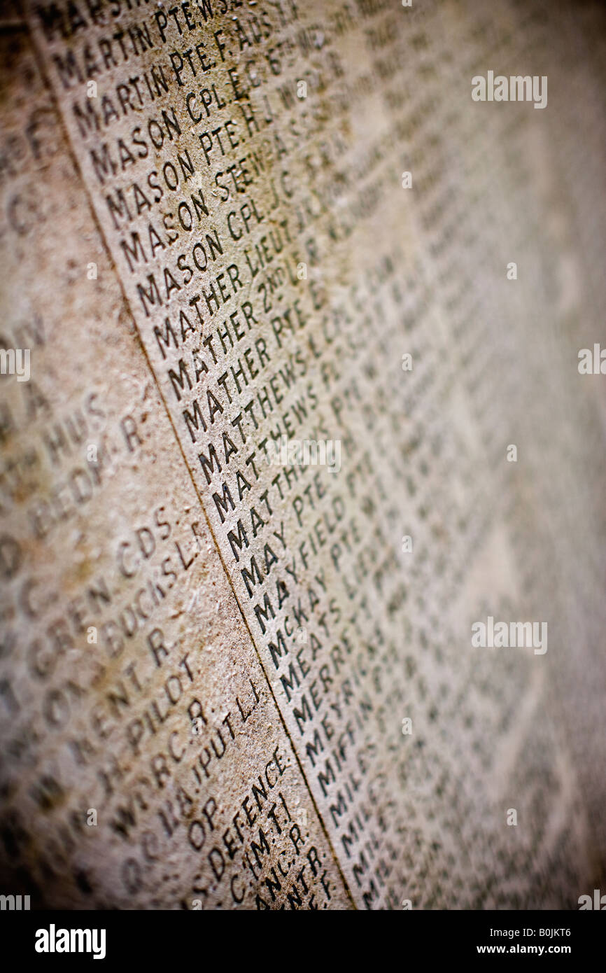 Close up dei nomi su un memoriale di guerra, Cheltenham, Regno Unito Foto Stock