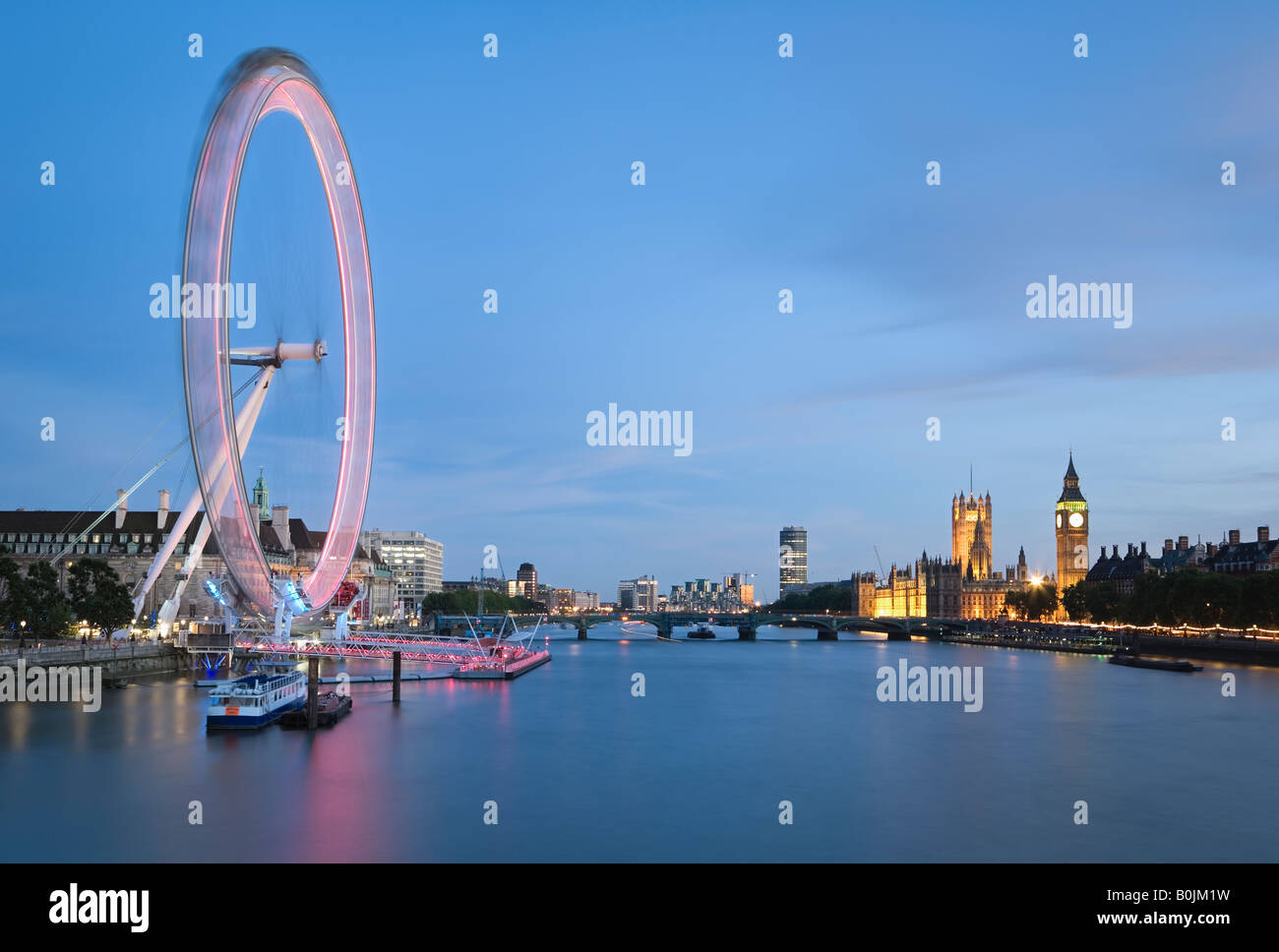 Londra, Regno Unito. London Eye, il Tamigi e le case del Parlamento, tramonto Foto Stock