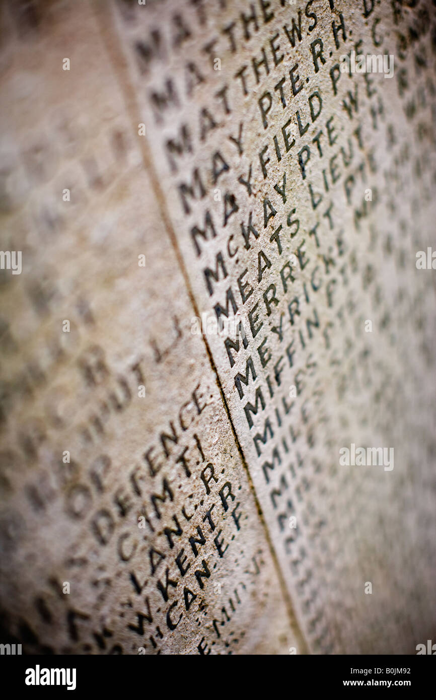 Close up dei nomi su un memoriale di guerra, Cheltenham, Regno Unito Foto Stock
