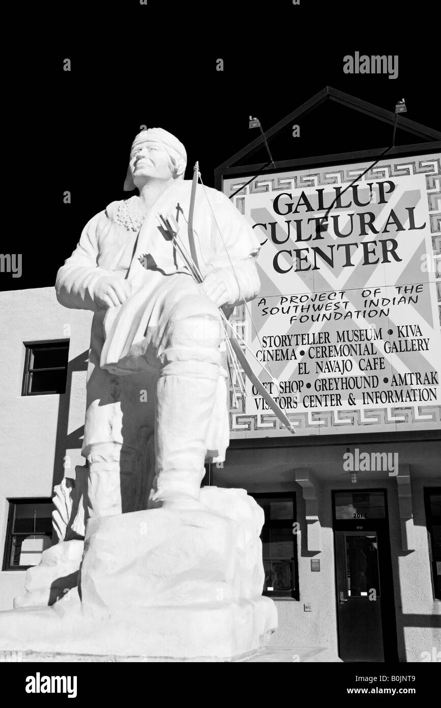 Statua indiana da Tim Ashburn Gallup centro culturale storica Route 66 Gallup New Mexico USA Foto Stock