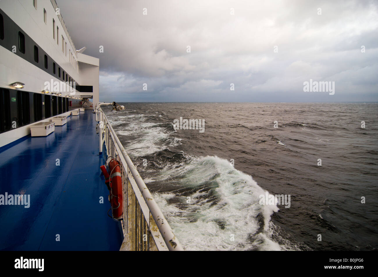 Ponte di bagnato sulla grigia giornata invernale a bordo TallinkSilja Superfast Helsinki operativo - percorso di Rostock, Mar Baltico Foto Stock
