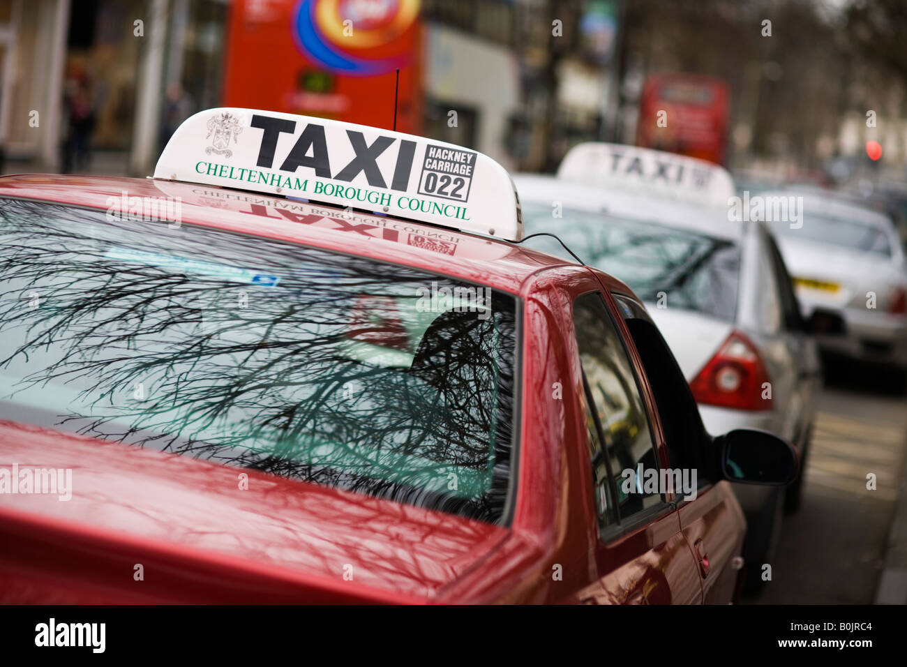 Taxi rank in un centro storico, Cheltenham, Regno Unito Foto Stock