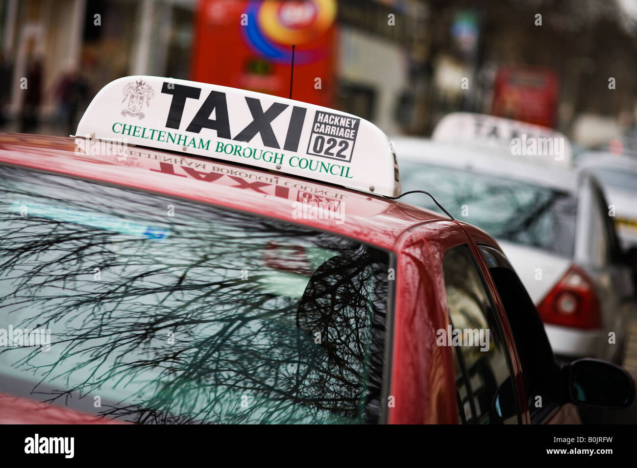 Taxi rank in un centro storico, Cheltenham, Regno Unito Foto Stock