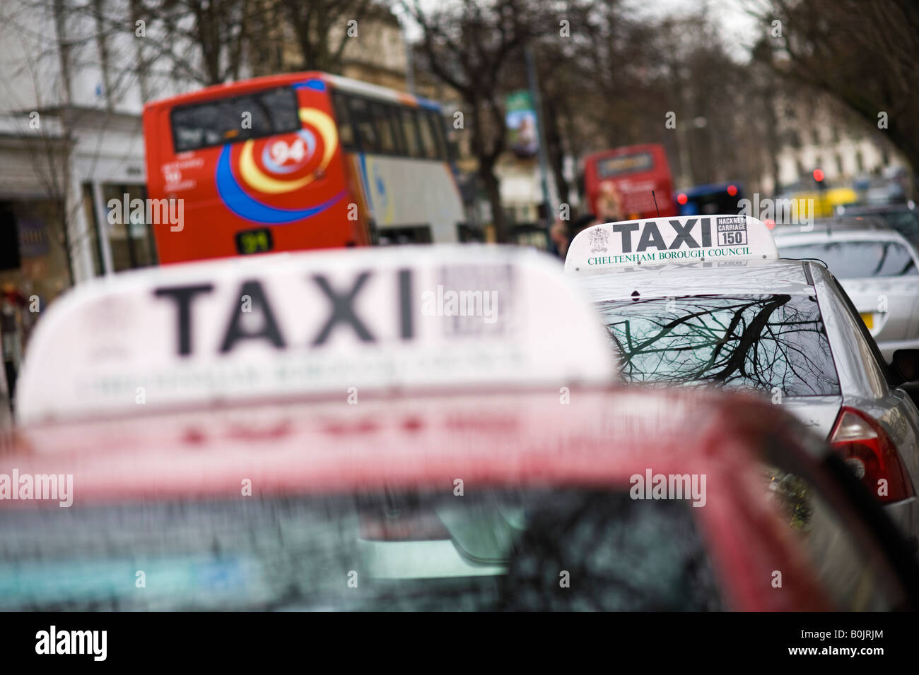 Taxi rank in un centro storico, Cheltenham, Regno Unito Foto Stock