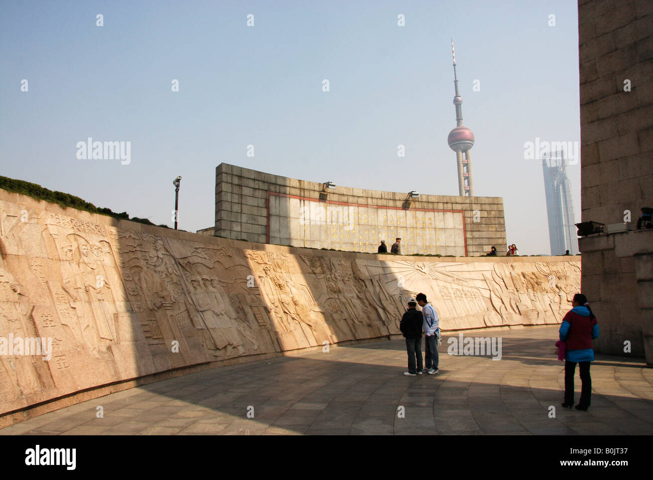 Parete scolpita alla base del monumento per i popoli eroi,dal Parco di Huangpu,il Bund, Cina Foto Stock