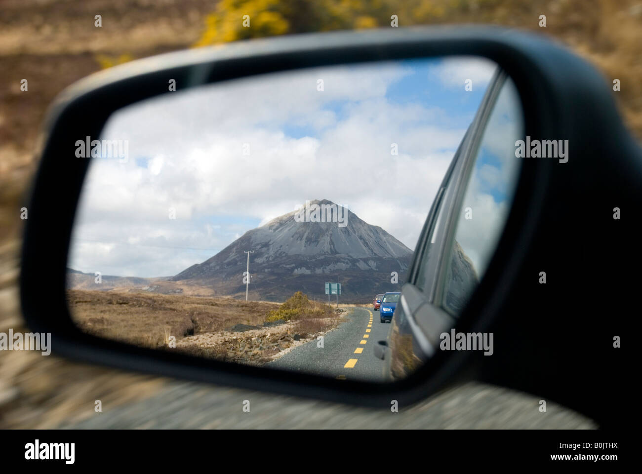 Mount Errigal o in irlandese Earagail vicino a Gweedore County Donegal Irlanda riflette in auto specchietto laterale Foto Stock