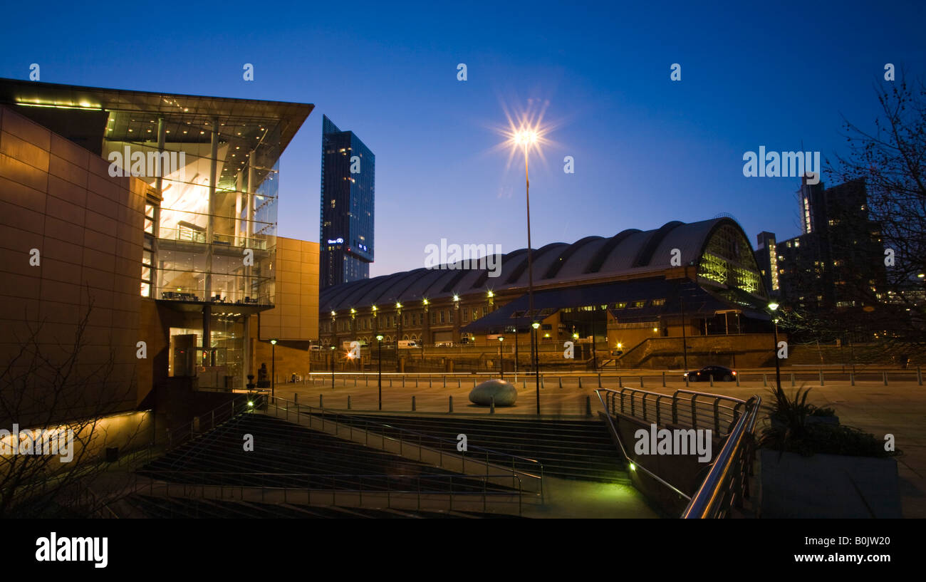 Bridgewater Hall e al Manchester Central (G-MEX) a notte. Manchester, Greater Manchester, Regno Unito. Foto Stock