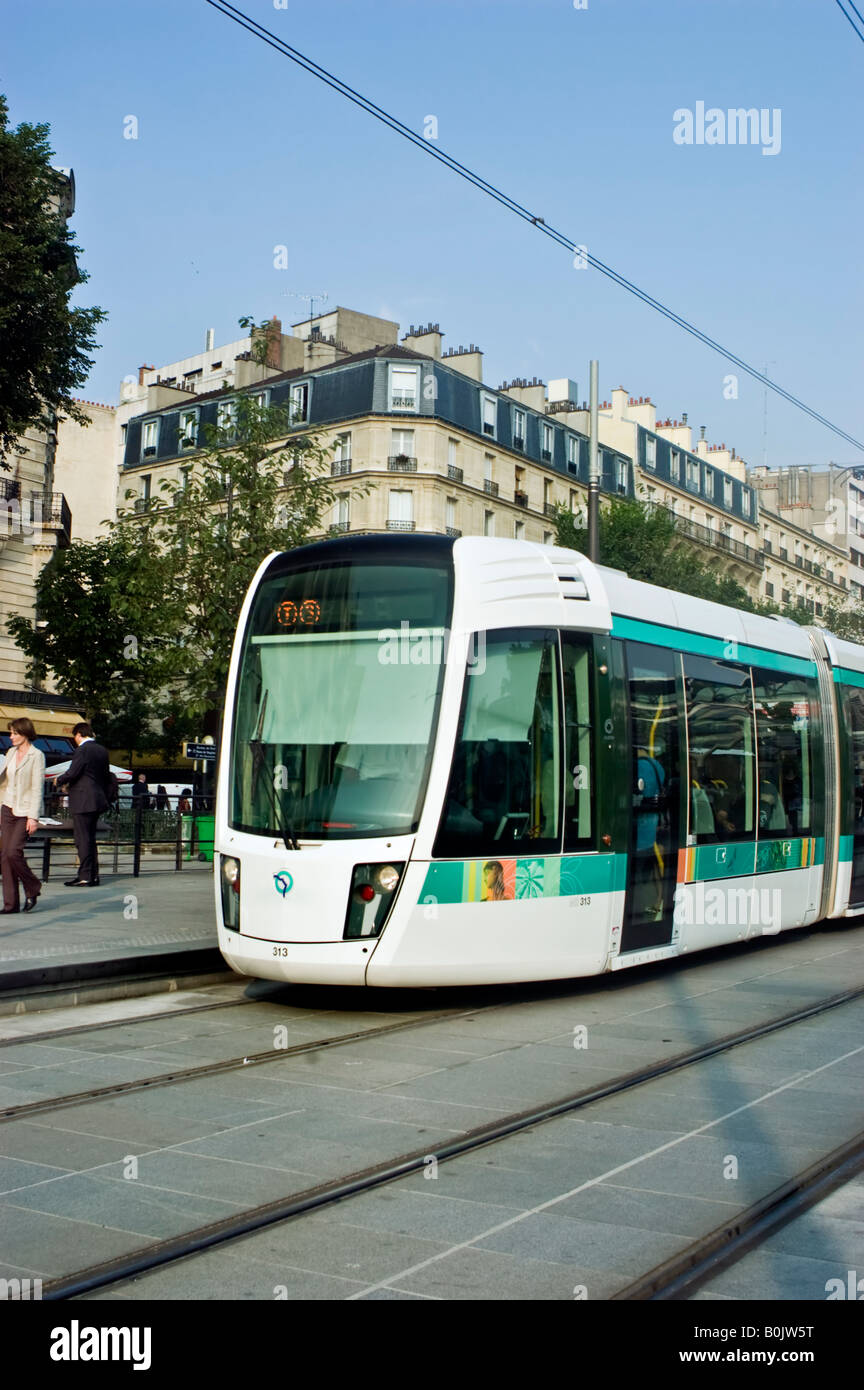 Parigi Francia, Trasporti pubblici, tram Tram e stazione ferroviaria Street scene Light Rail Foto Stock