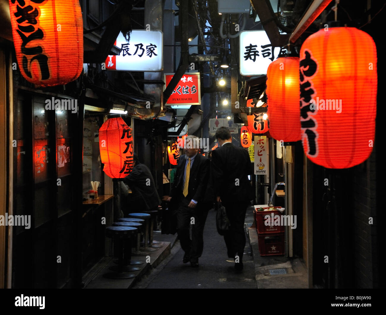 Vicolo stretto con lanterne rosse a Shomben Yokocho area piena di bar e ristoranti a Shinjuku Tokyo Giappone Foto Stock