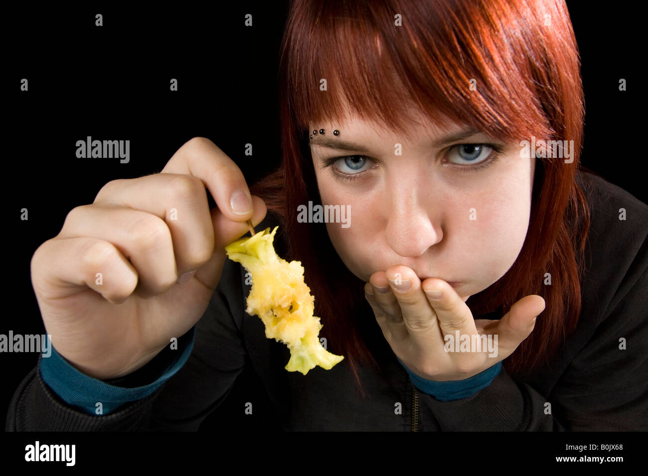 Ragazza quasi gettando fino dopo aver mangiato un Apple Foto Stock