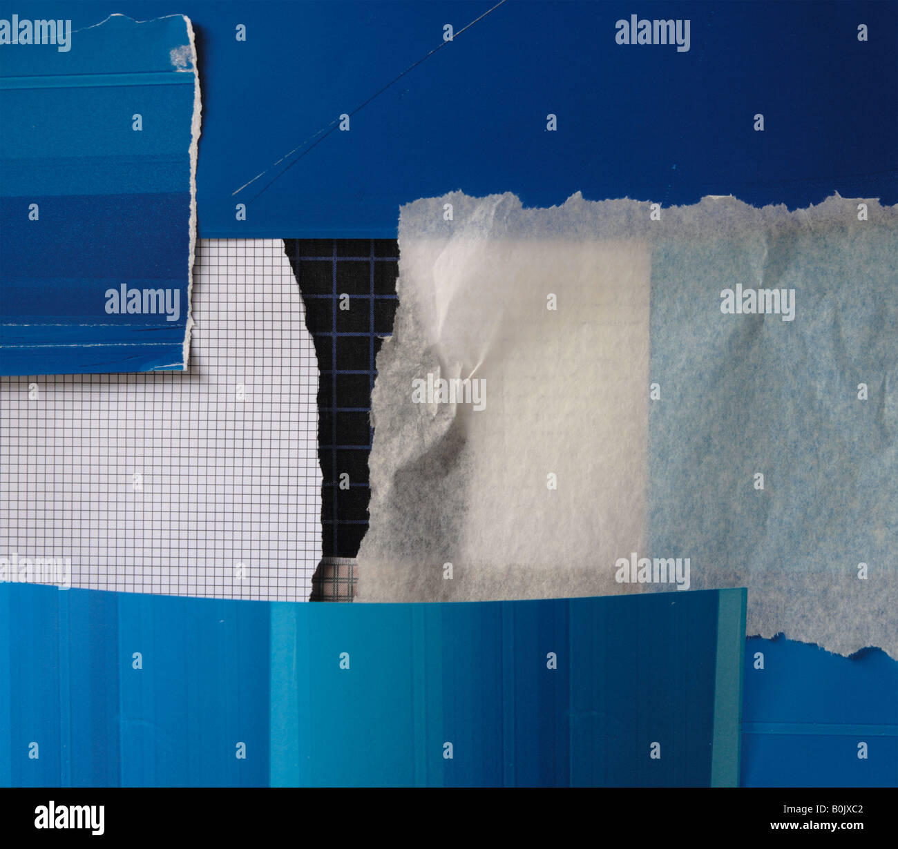 Sullo sfondo il collage di carta e tessuto in blu, nero e i colori neutri Foto Stock