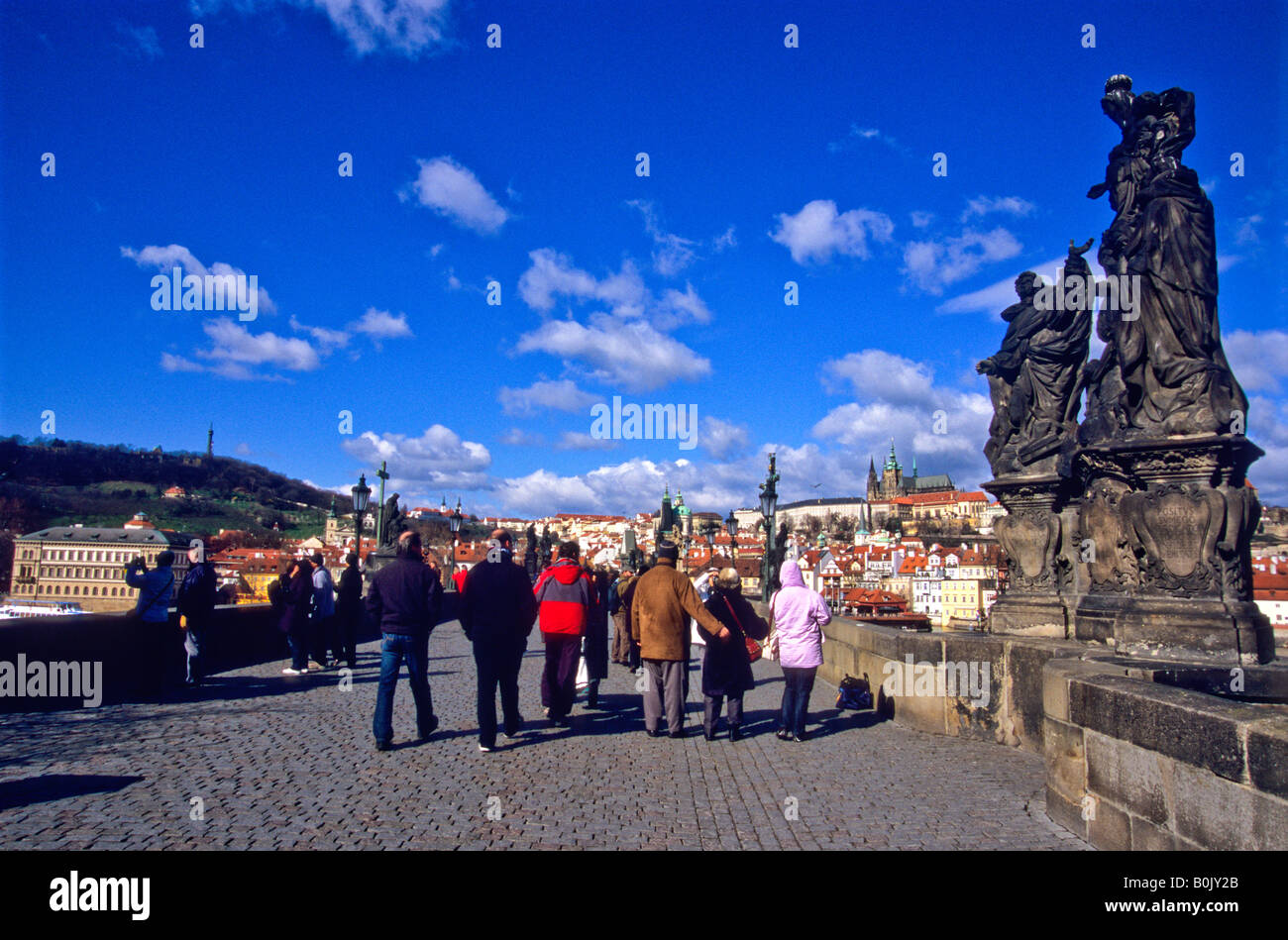 I turisti sul Ponte Carlo a Praga Repubblica Ceca Foto Stock