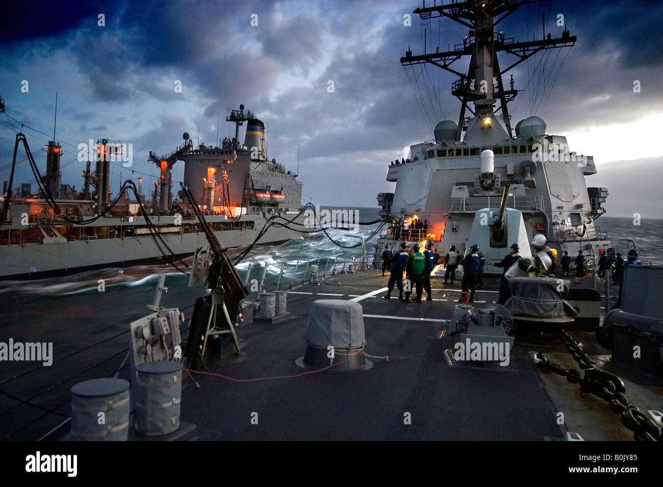 Il rifornimento di carburante in mare USS Roosevelt prende sul carburante dall'oliatore USNS Patuxent Foto Stock