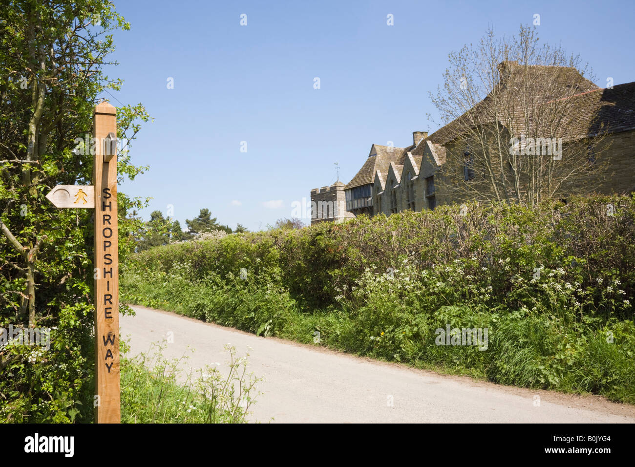 Shropshire modo cartello indicatore sulla lunga distanza sentiero lungo il vicolo del paese dal castello di Stokesay Shropshire England Regno Unito Gran Bretagna Foto Stock