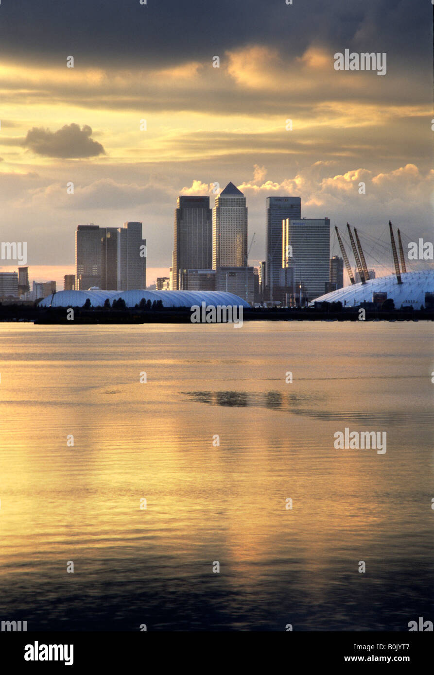 Vista serale del fiume Thames, London mostra Canary Wharf e l'O2 edificio Foto Stock