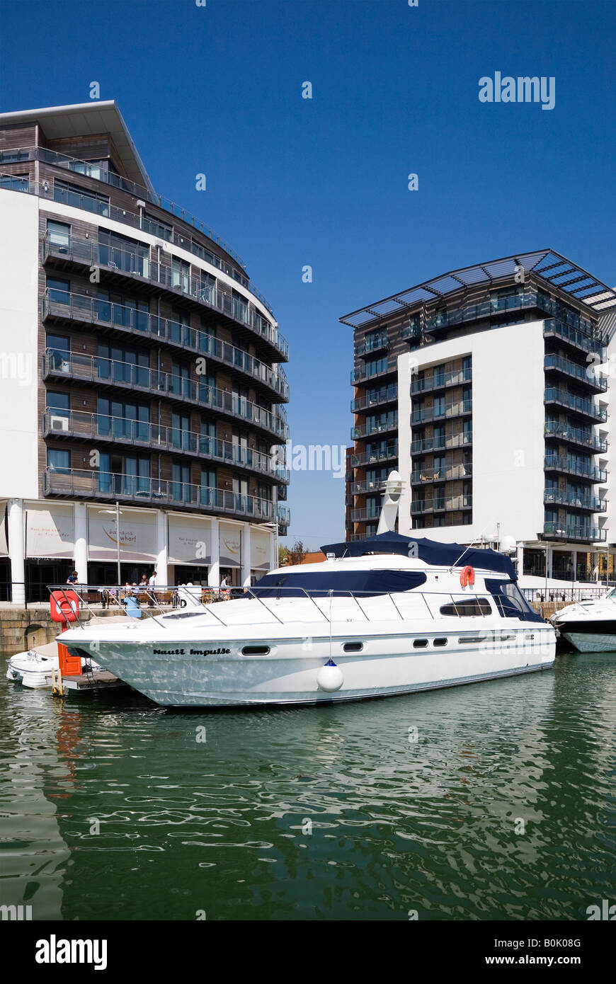 Ocean Village Marina in Southampton con appartamenti moderni motore e barche a motore Foto Stock