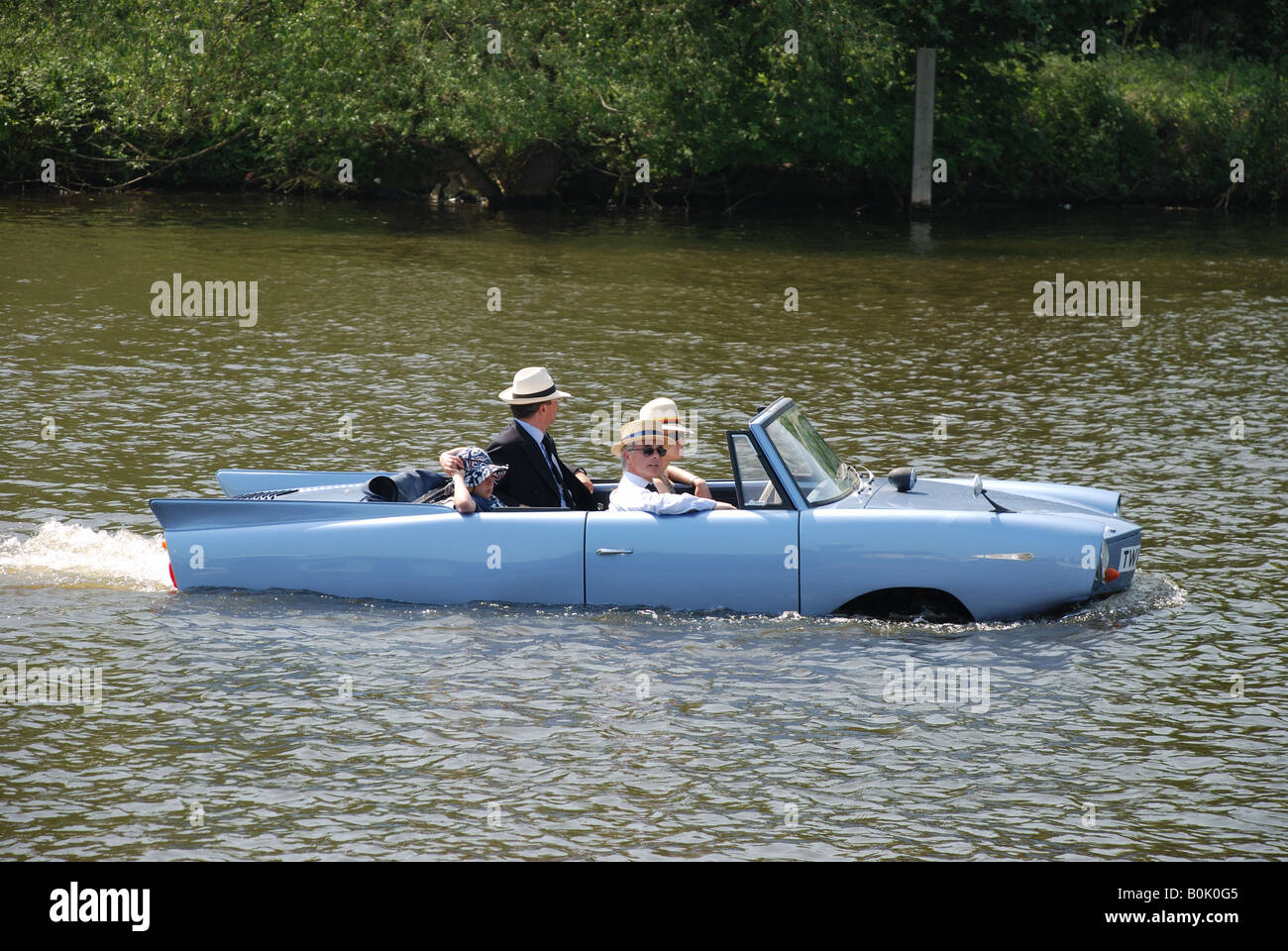 Amphicar sul fiume Tamigi a Windsor Foto Stock