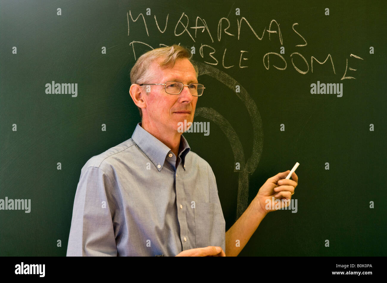 Professore universitario lezioni di fronte di Blackboard Foto Stock