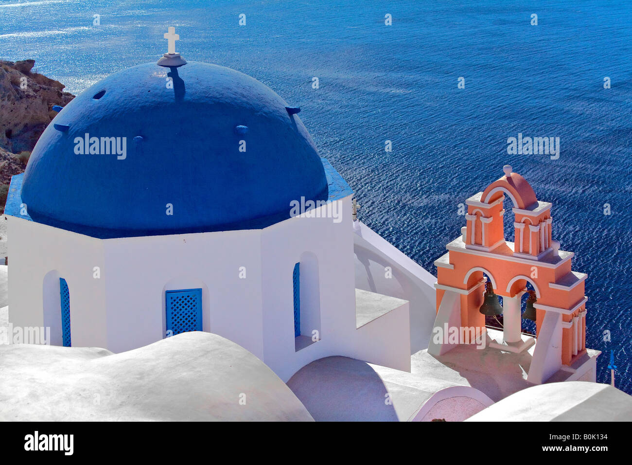 Tetto della chiesa blu e bianca a cupola con vista oceano Oia, Santorini, Grecia Foto Stock