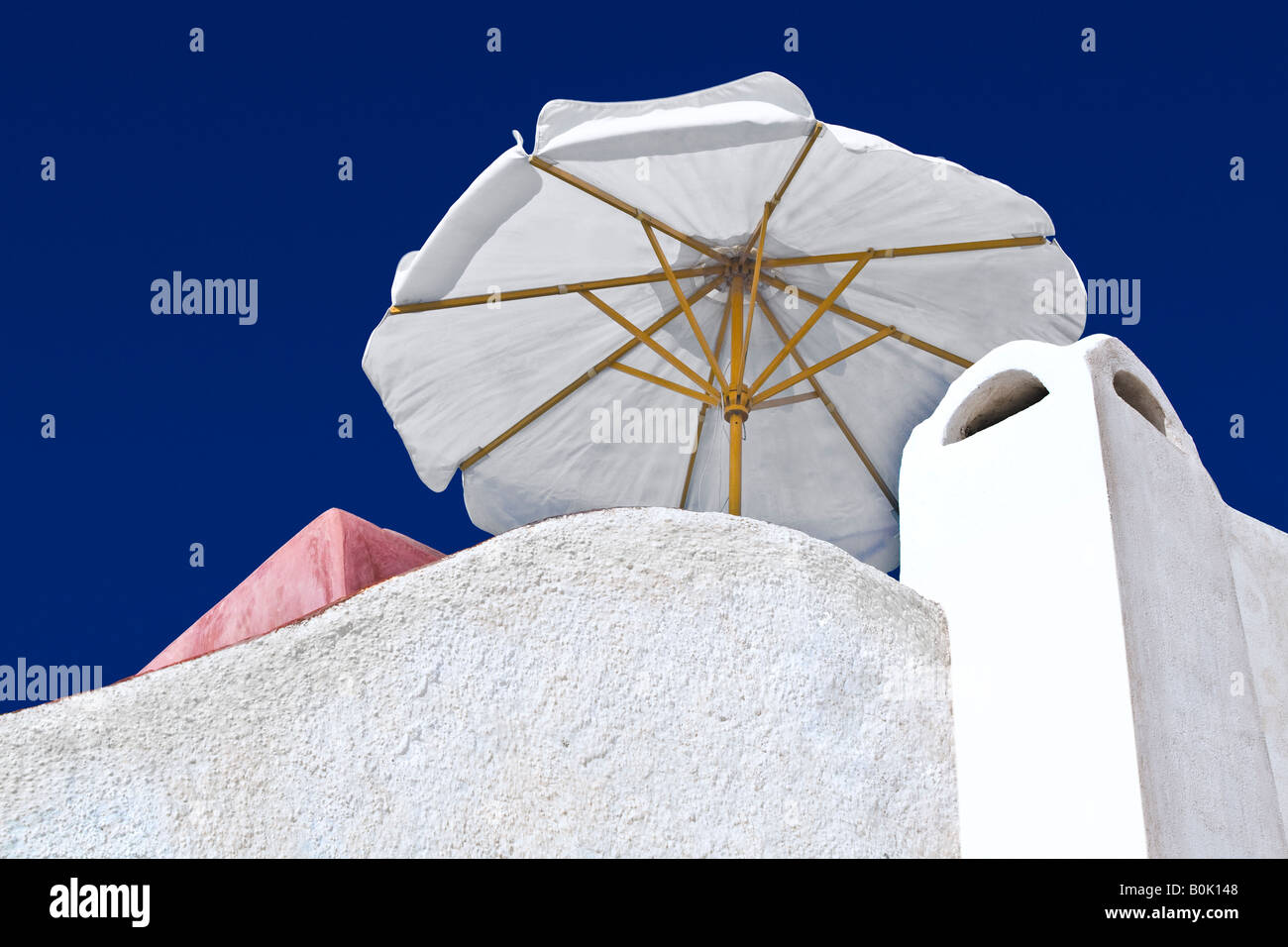 Umbrella on terrace Oia, Santorini, Greece Foto Stock