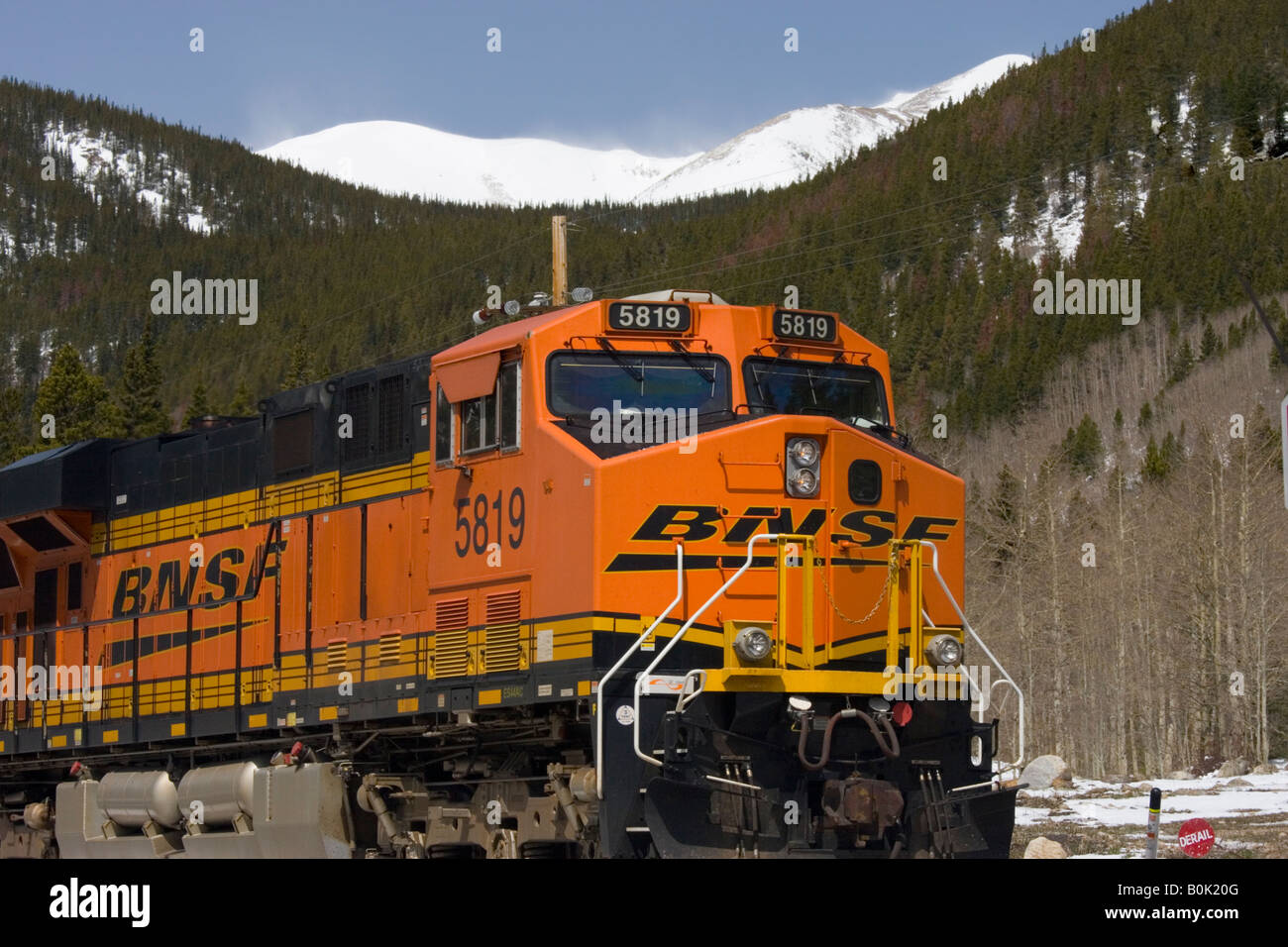 BNSF treno merci rotoli attraverso il Rollins passano nelle montagne rocciose con il robusto Snow capped Colorado Continental Div Foto Stock