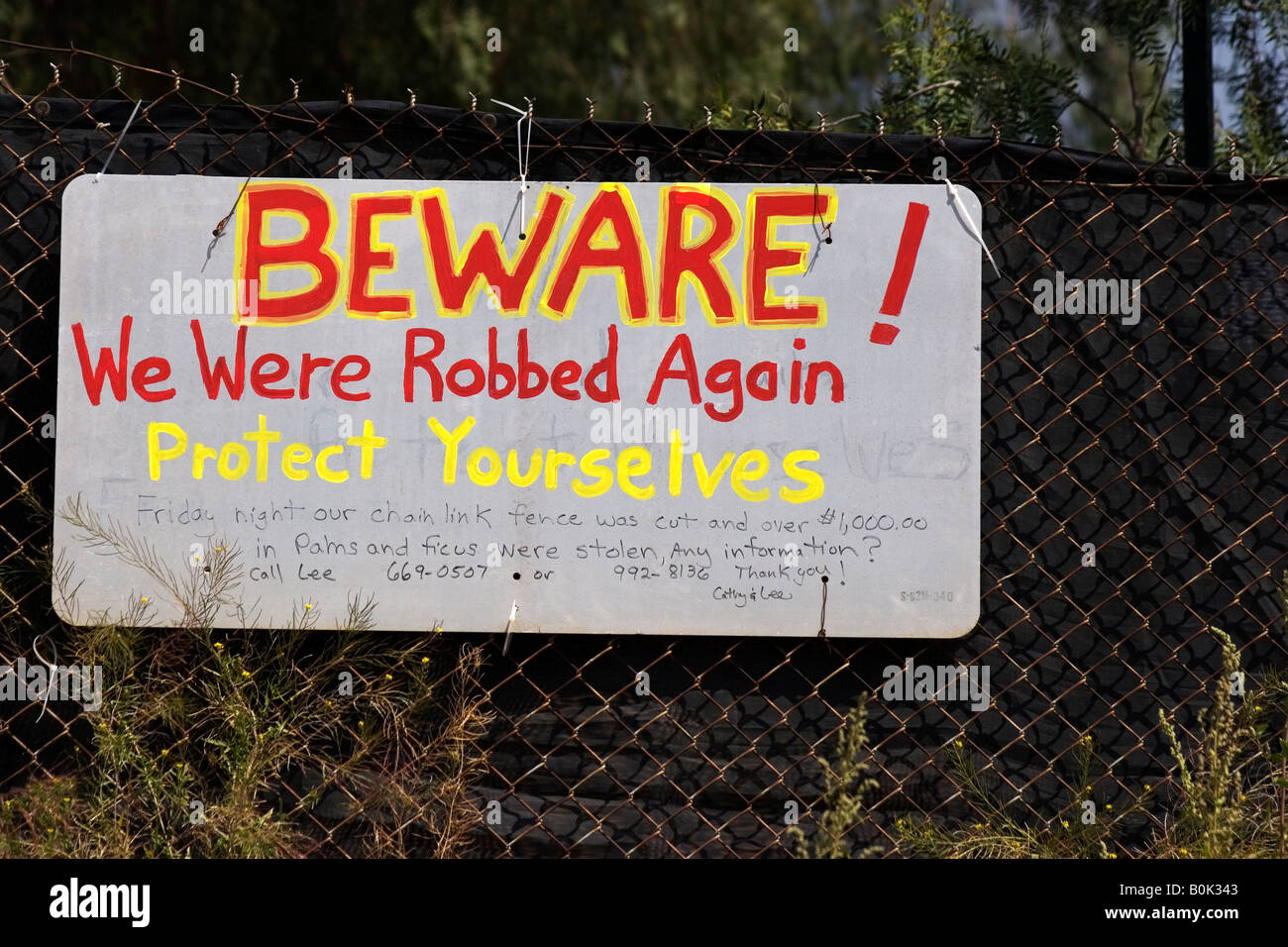 Il segno inviato al di fuori di un vivaio rurale la segnalazione di furti. Foto Stock
