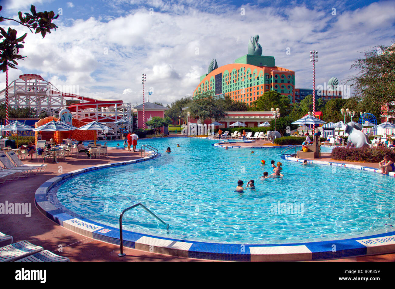La piscina a Disney s Boardwalk Resort con The Swan Hotel Resort in background Foto Stock