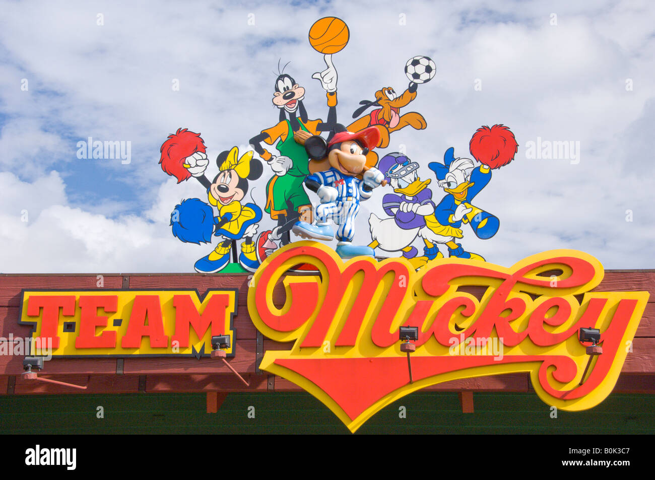 Il team dello store di Mickey segno a Downtown Disney in Lake Buena Vista Florida USA Foto Stock