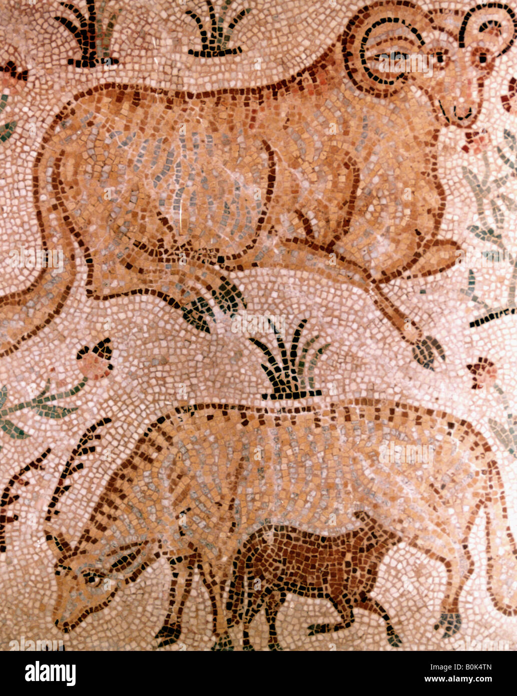 Mosaico romano di una RAM, una vacca e vitello, del IV secolo d.c. Artista: sconosciuto Foto Stock