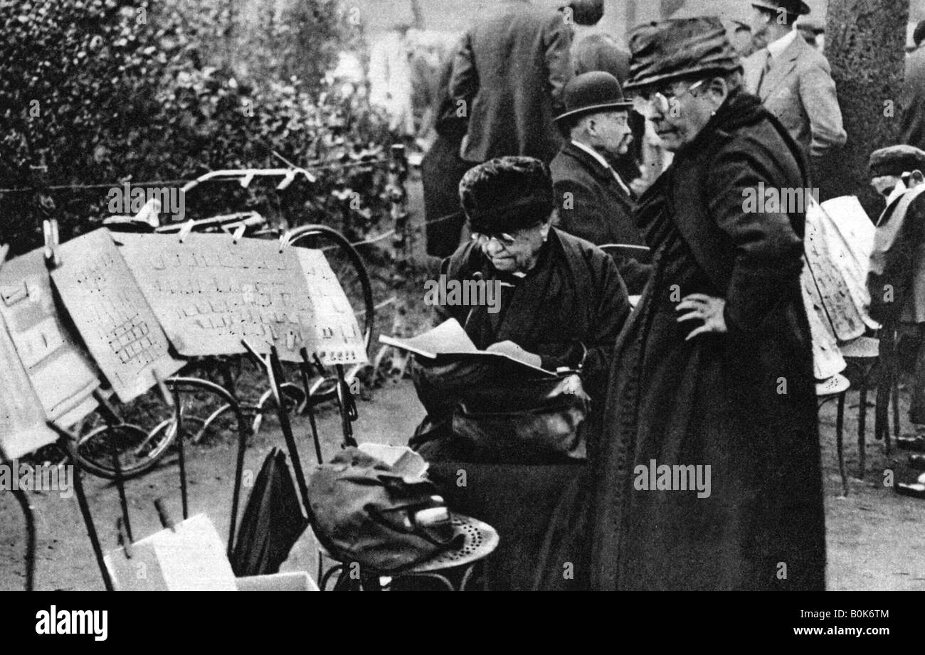 Timbro venditori a Champs Elysees, Parigi, 1931.Artista: Ernest Flammarion Foto Stock