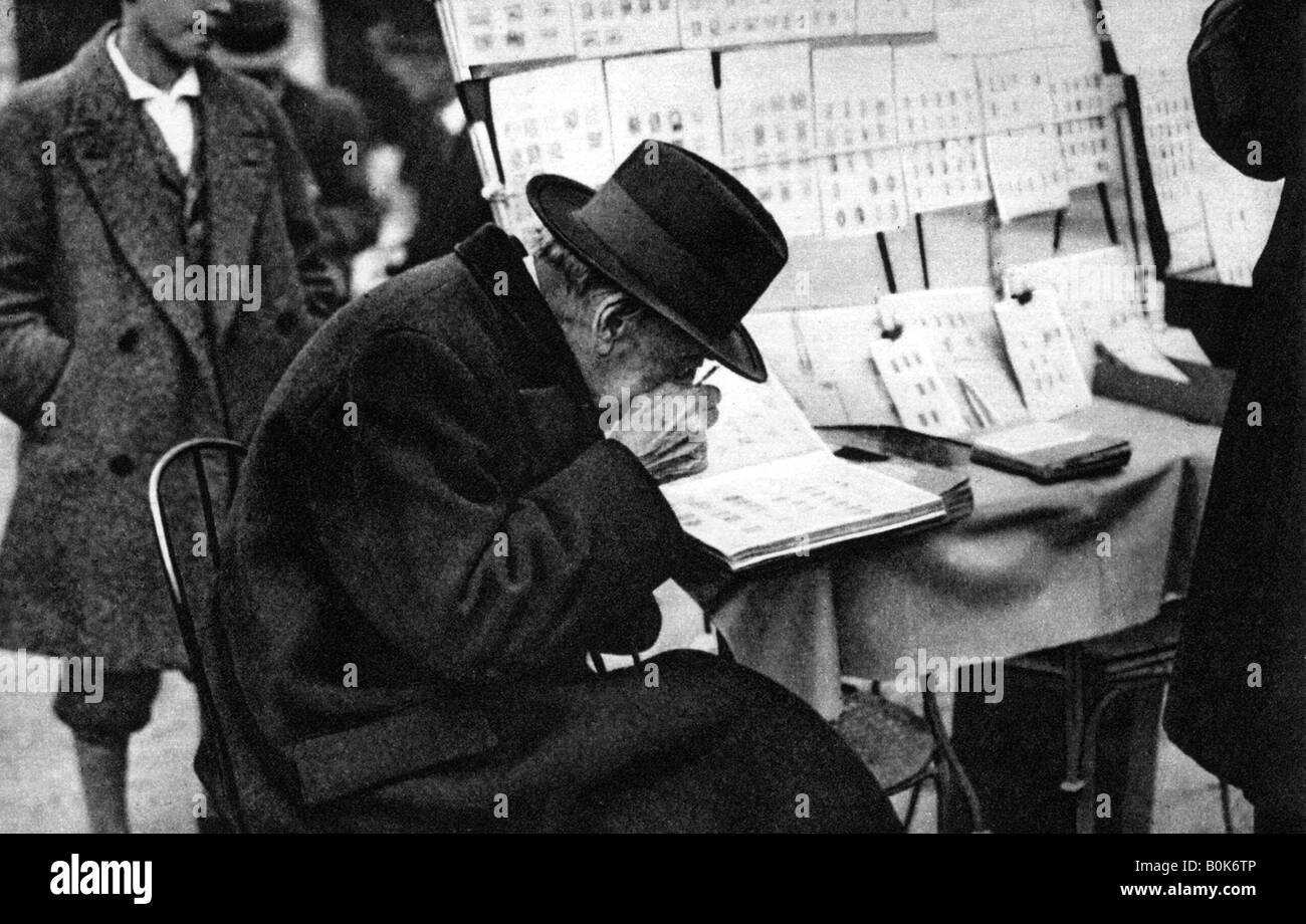 Un vecchio acquirente di timbri, Parigi, 1931.Artista: Ernest Flammarion Foto Stock